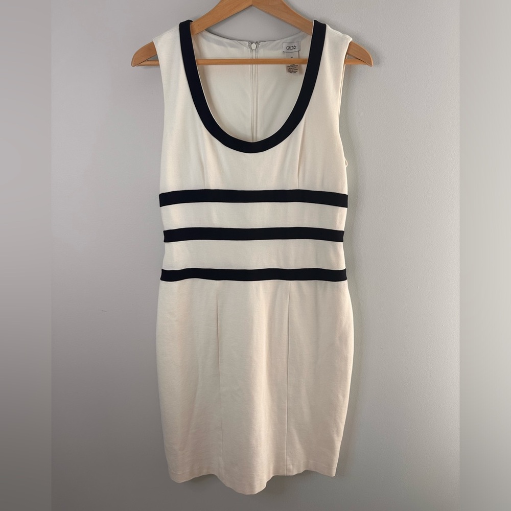 Caché women’s white bodycon dress with navy accents, size 6